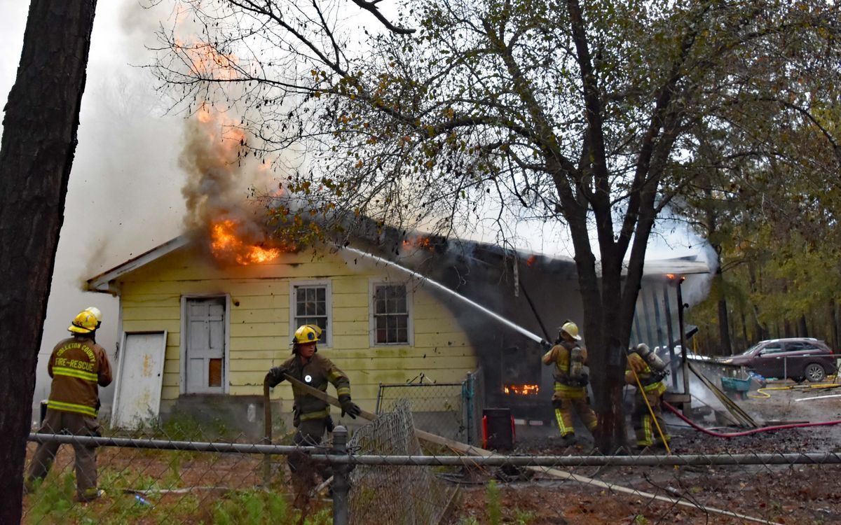 Fire crews respond to house fire in Colleton Co, 14 dogs dead  