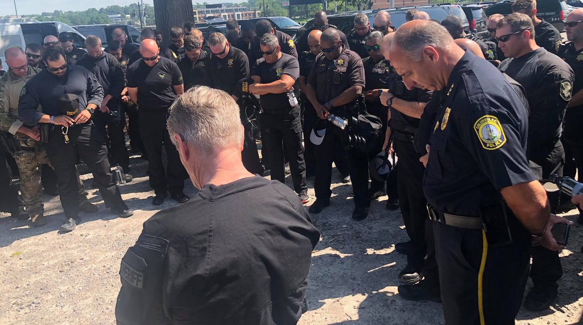 Deputies & Columbia Police Dept., SC officers share these photos capturing a moment of prayer as they brace for another day of protest in Columbia.  Theyre asking the community to please protest safely and  peacefully. A 6 pm curfew still in effect for the city.