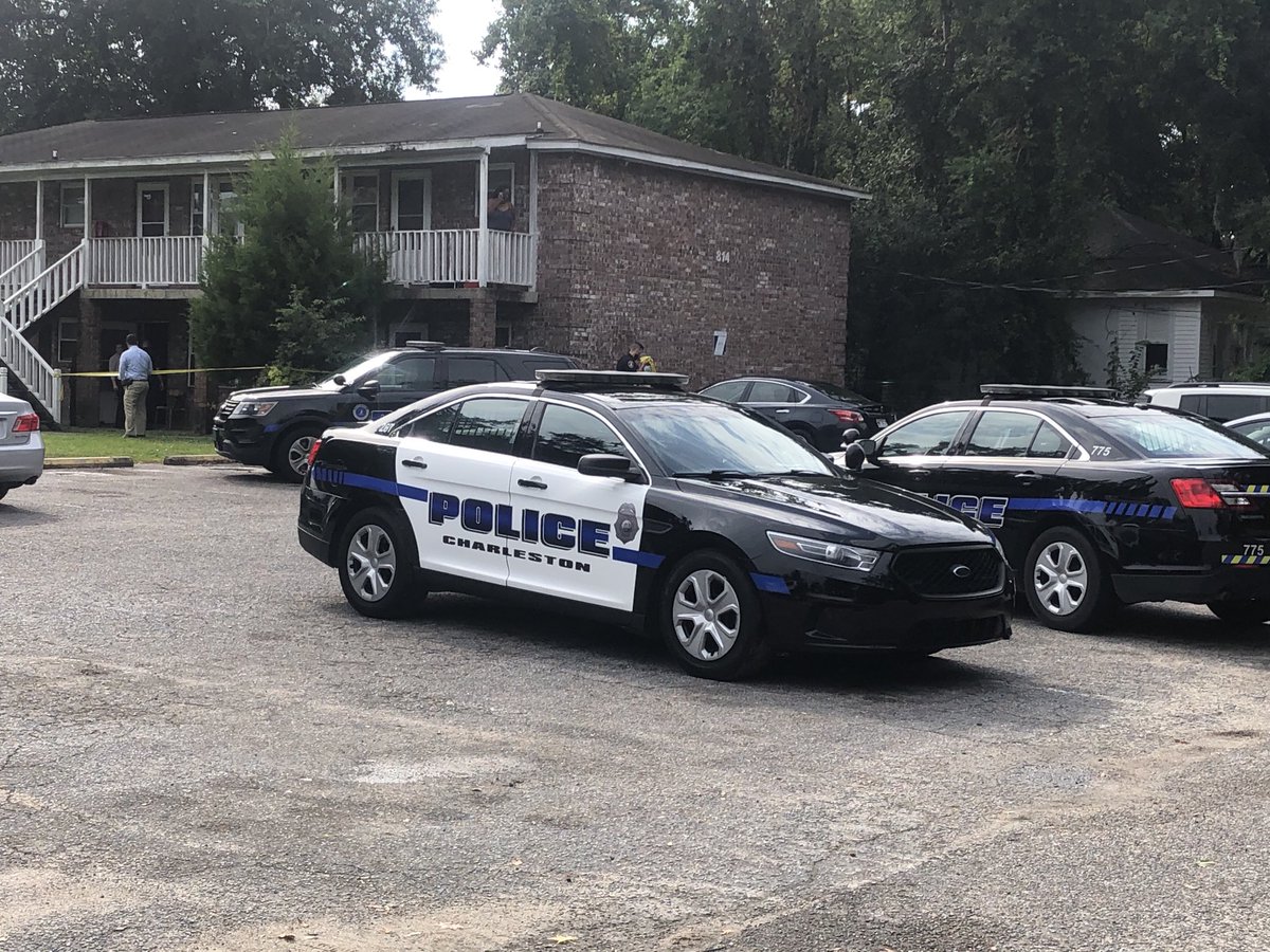 Investigators with ⁦@CharlestonPD⁩ are on the scene of a shooting at 814 Dupont Rd in West Ashley.  The victim was shot in the leg.  