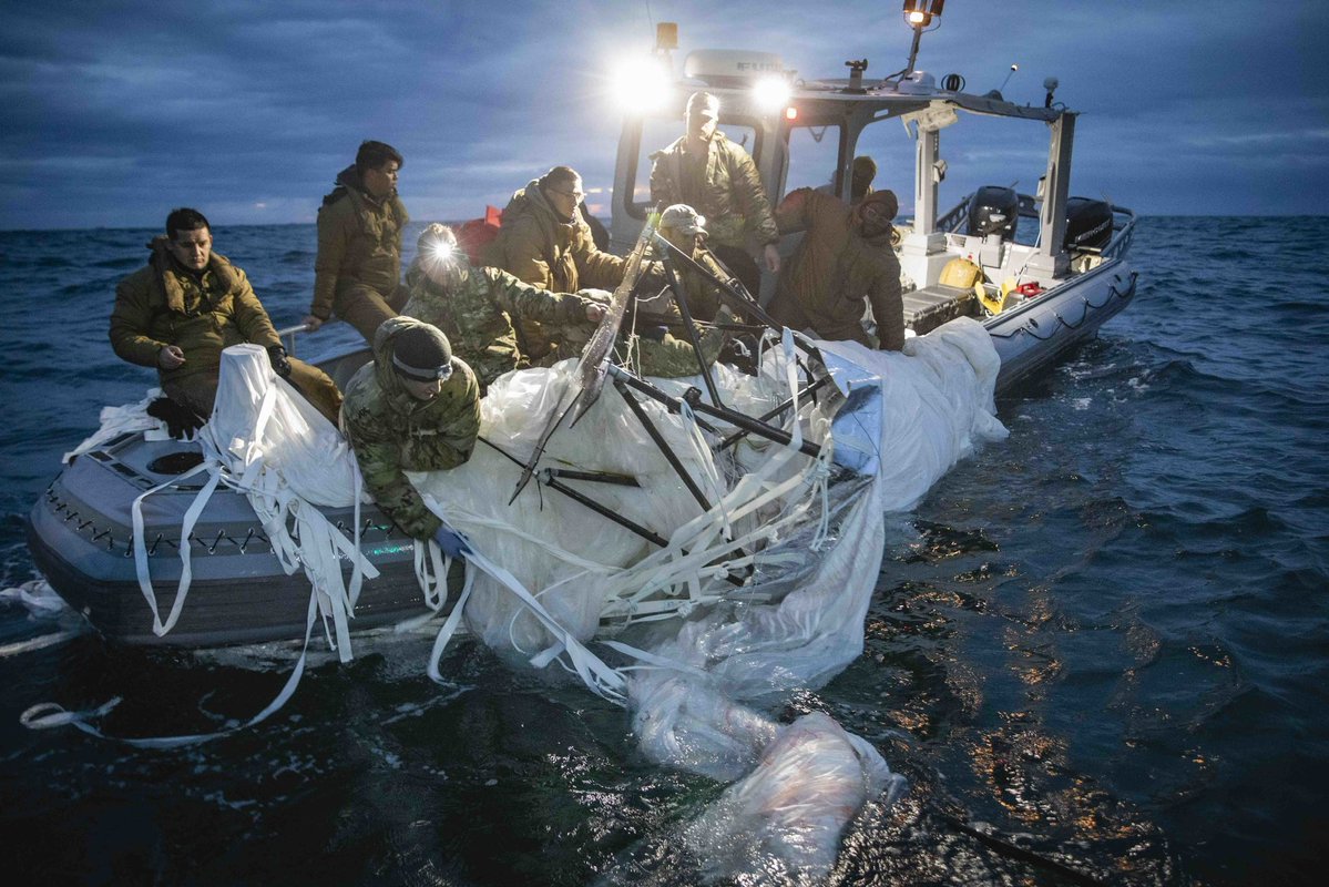 @USNavy Sailors assigned to Explosive Ordnance Disposal Group 2 recover a high-altitude surveillance balloon off the coast of Myrtle Beach, South Carolina, Feb. 5, 2023