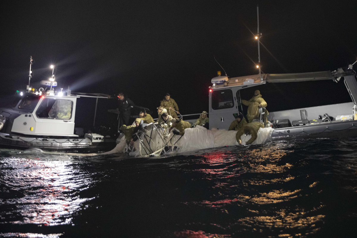 @USNavy Sailors assigned to Explosive Ordnance Disposal Group 2 recover a high-altitude surveillance balloon off the coast of Myrtle Beach, South Carolina, Feb. 5, 2023